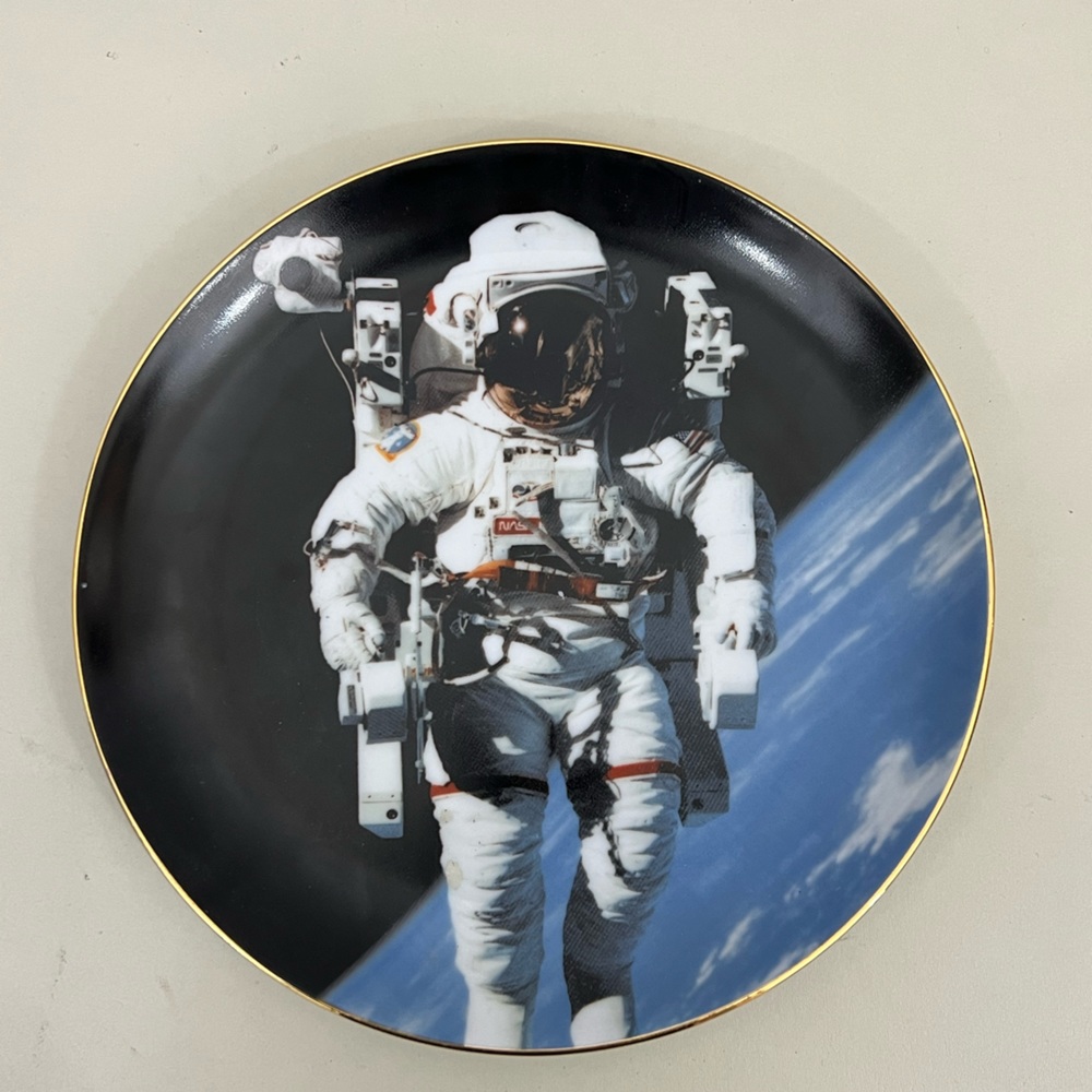 NASA COMMEMORATIVE PLATE - ONBOARD SCENE #00126 BRUCE McCANDLESS II SPACEWALK